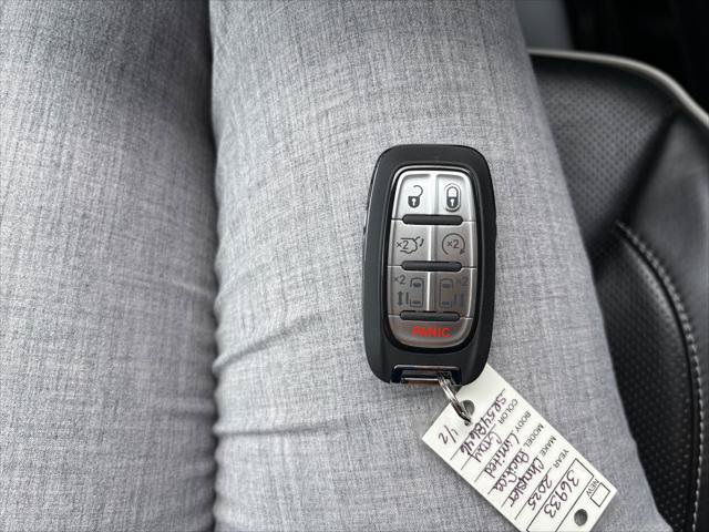Certified 2025 Chrysler Pacifica Limited FWD image 30