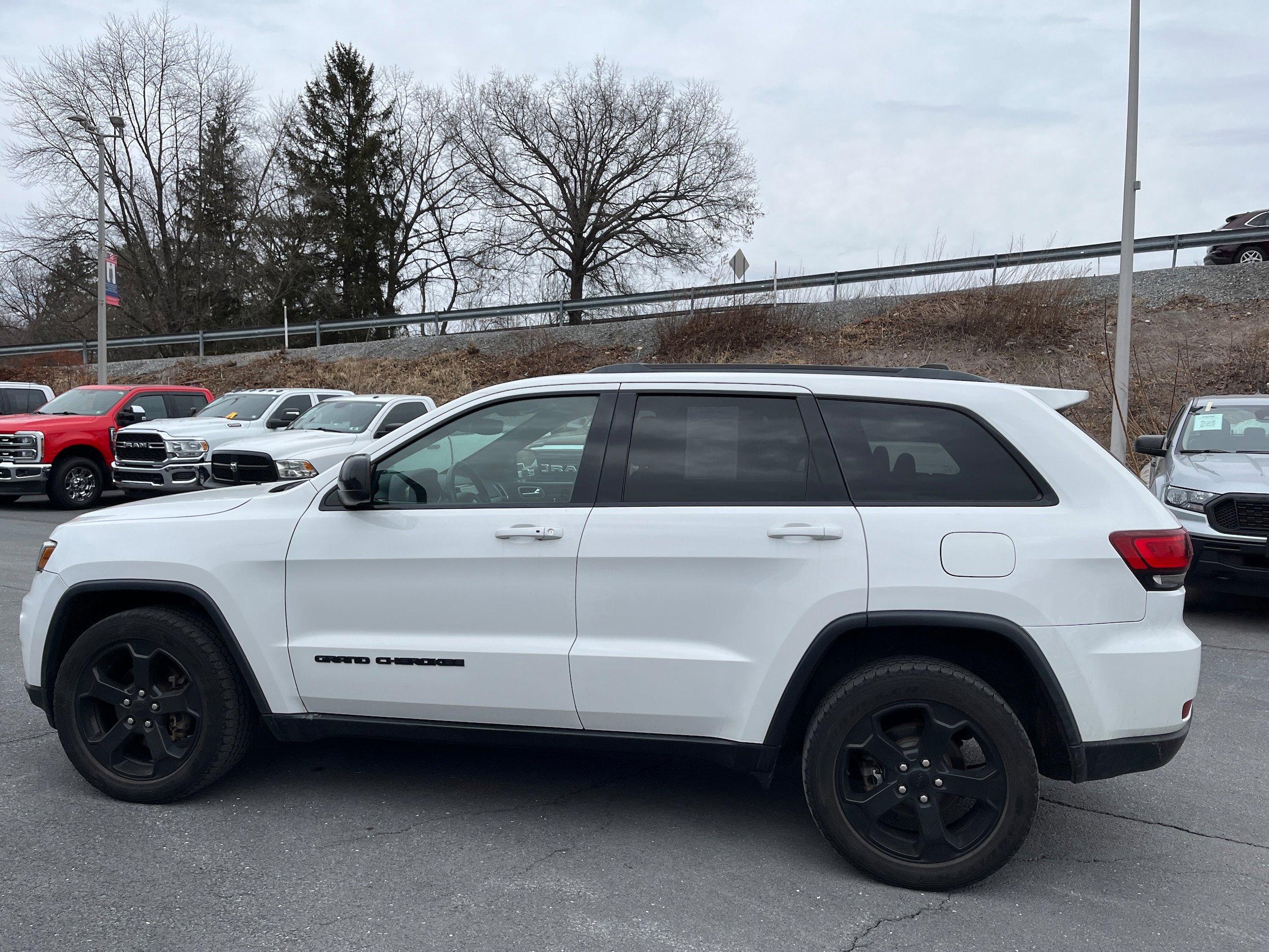 Used 2019 Jeep Grand Cherokee Laredo image 6