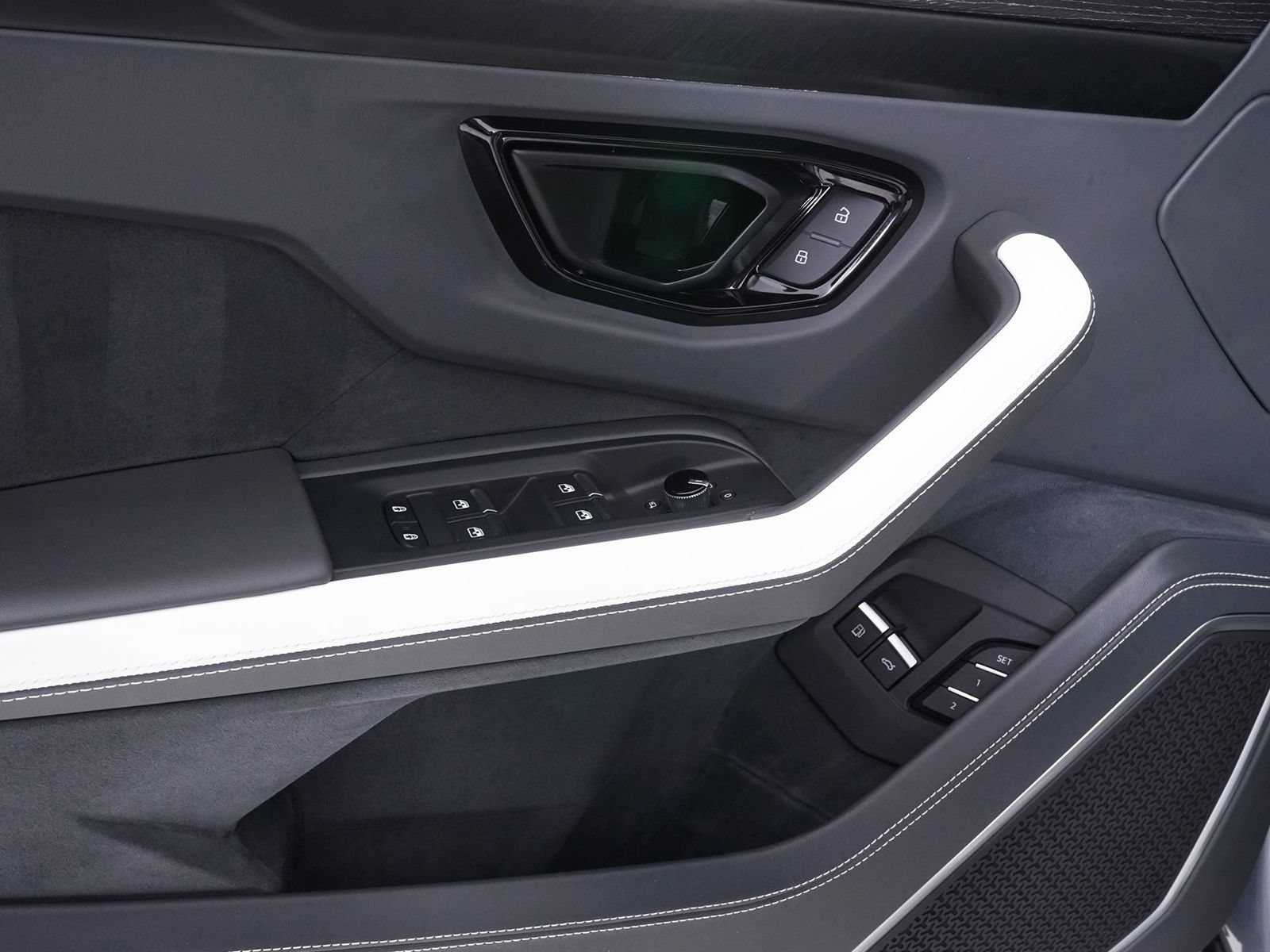 Used 2025 Lamborghini Urus SE AWD/4WD image 34