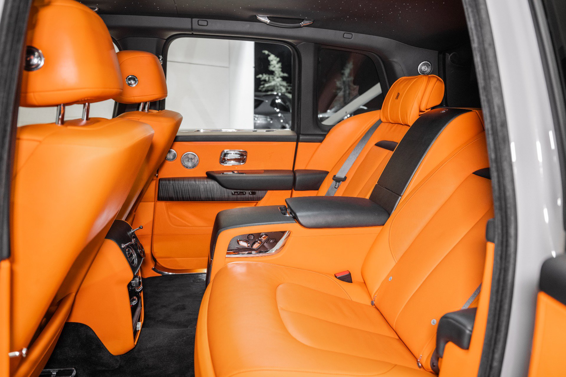 Used 2022 Rolls-Royce Cullinan w/ Dark Exterior Package image 19