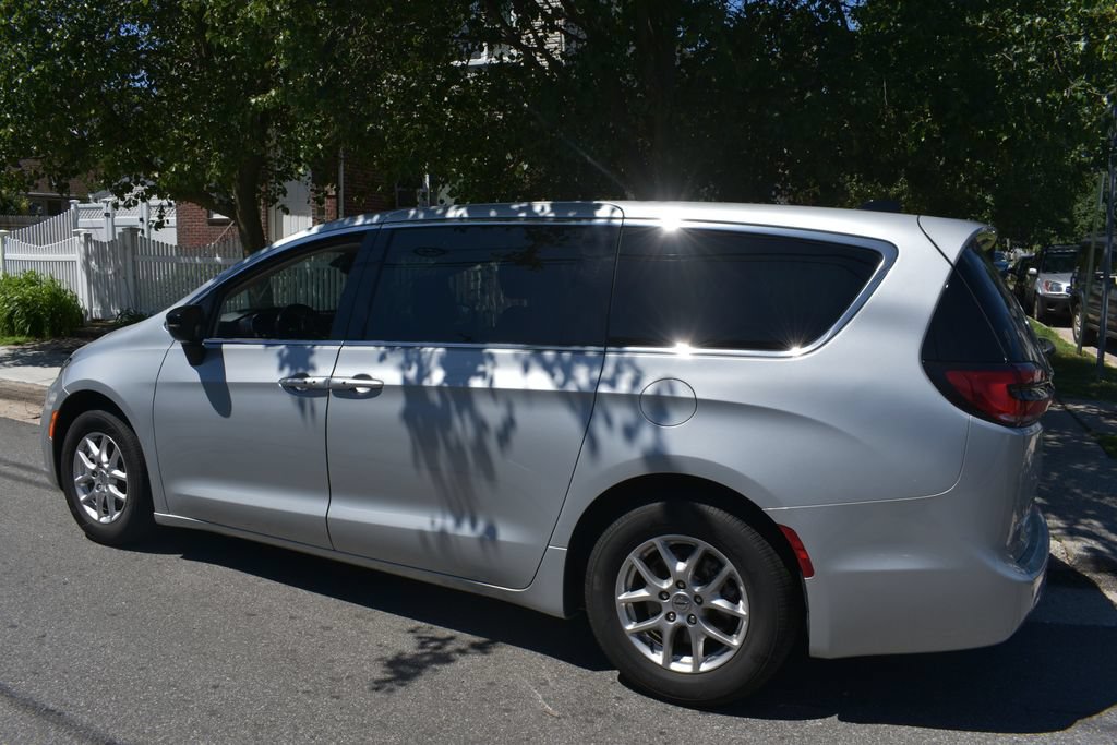 Used 2024 Chrysler Pacifica Touring-L FWD image 9