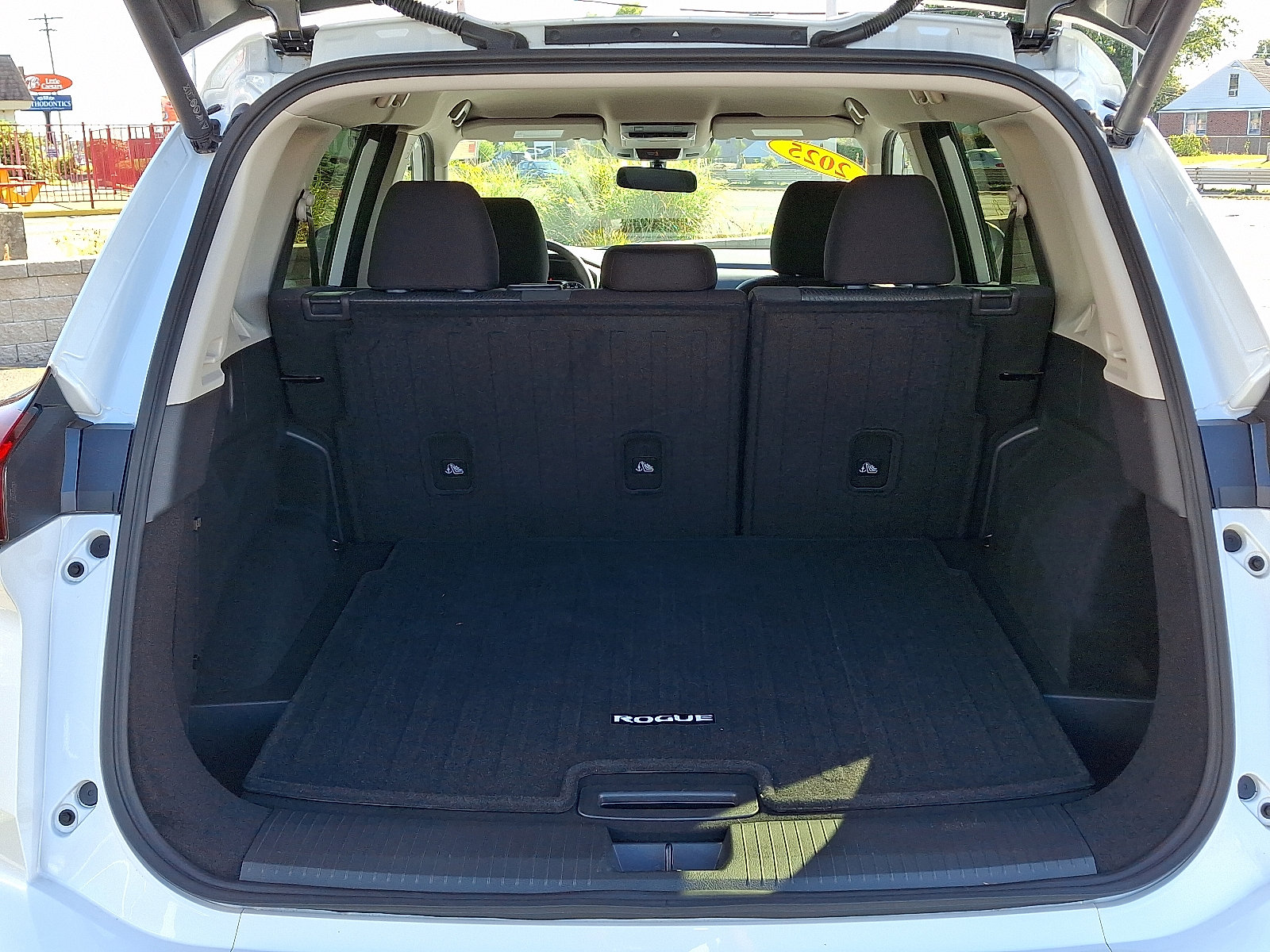 Certified 2025 Nissan Rogue SV image 27