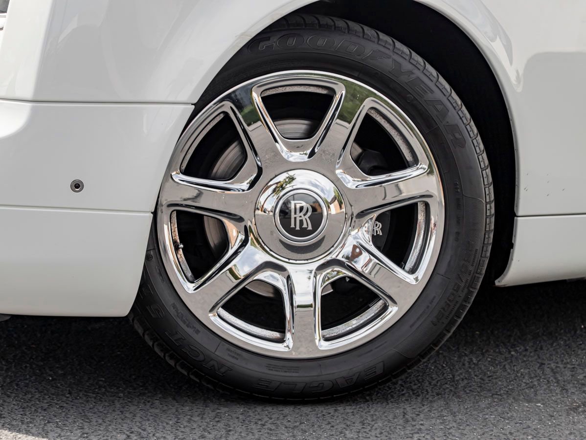 Used 2015 Rolls-Royce Phantom Drophead Coupe image 11
