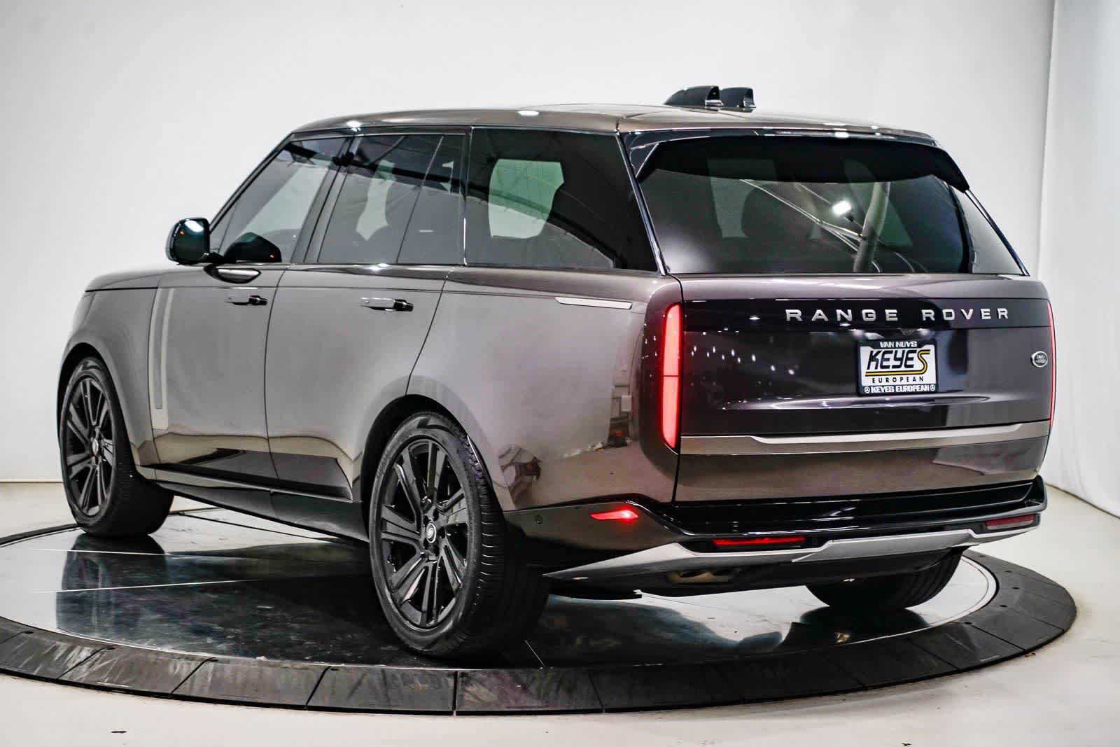 Used 2023 Land Rover Range Rover SE image 2