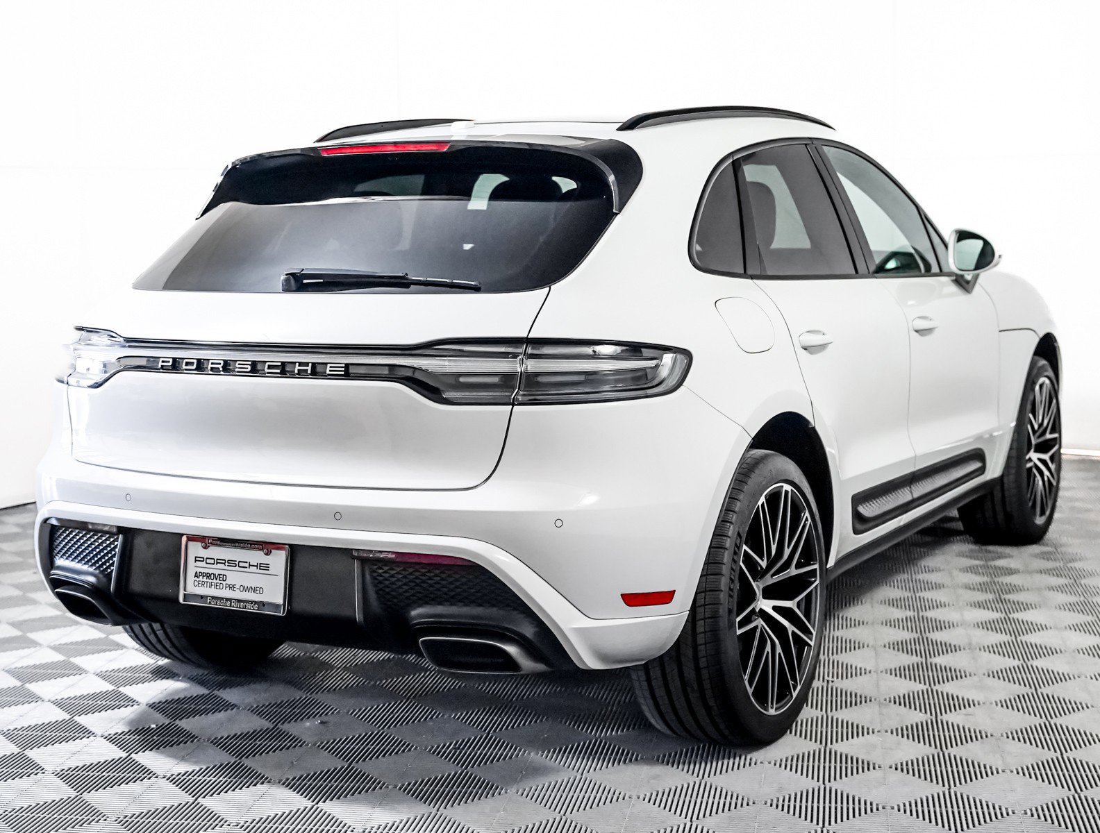 Certified 2023 Porsche Macan image 10