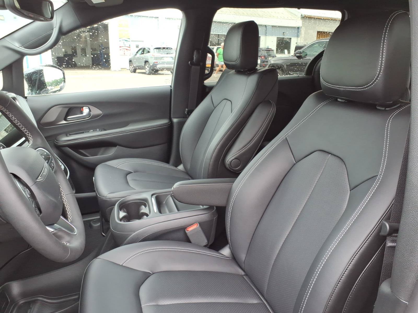 New 2027 Chrysler Pacifica Select AWD/4WD image 14