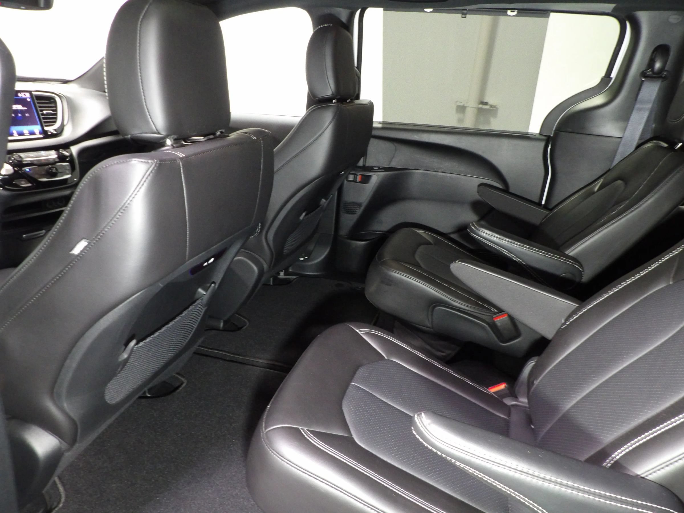 Used 2025 Chrysler Pacifica Select FWD image 12