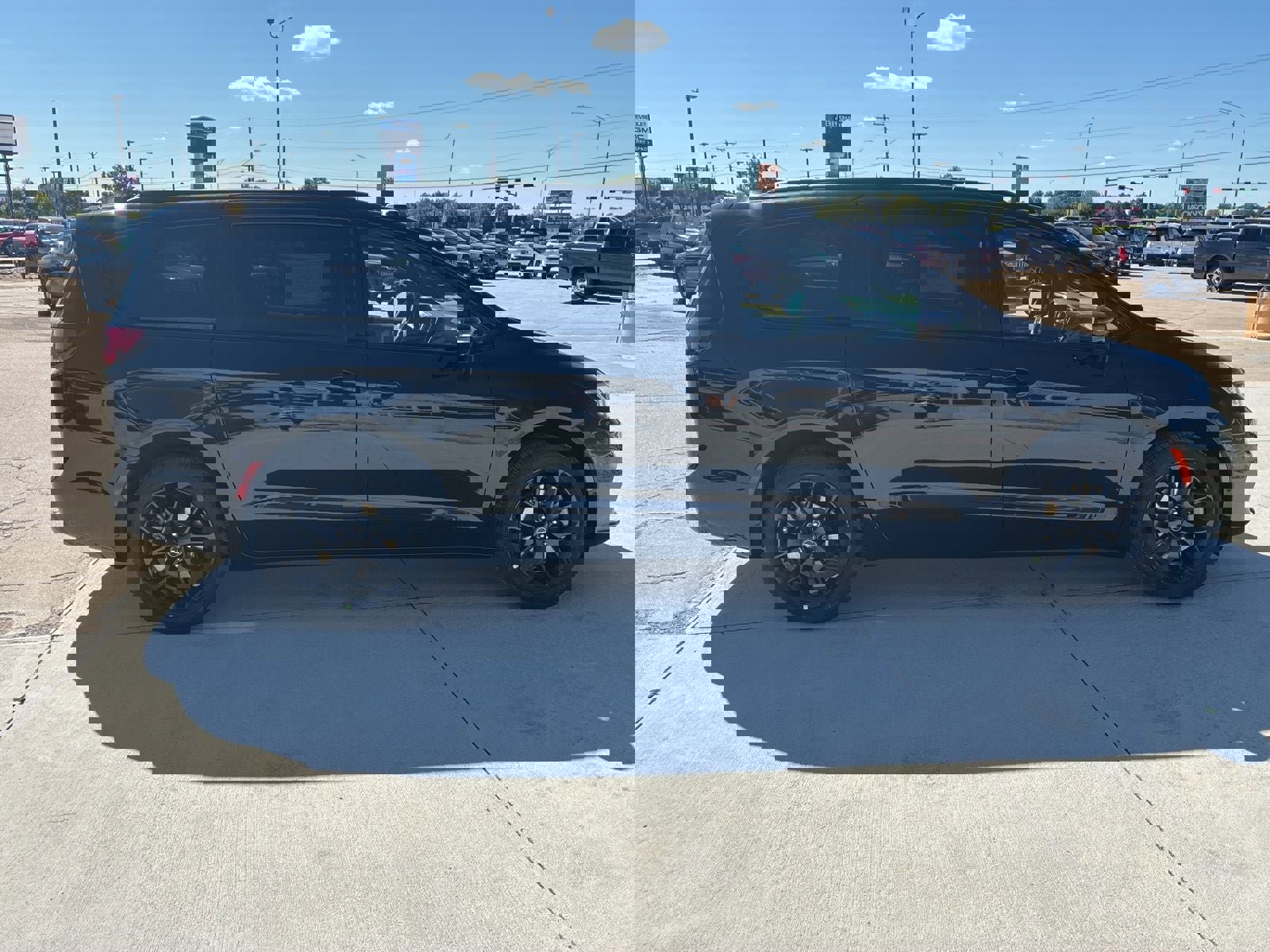 New 2026 Chrysler Pacifica Limited w/ Uconnect Theater Family Group image 8