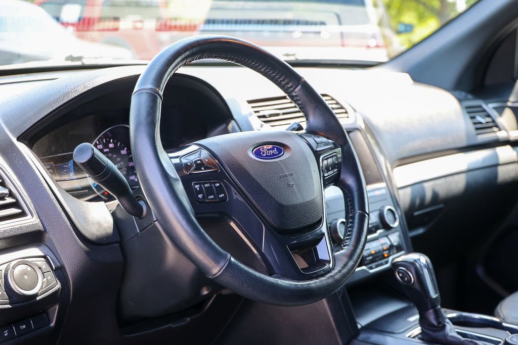 Used 2018 Ford Explorer XLT w/ Equipment Group 202A AWD/4WD image 21