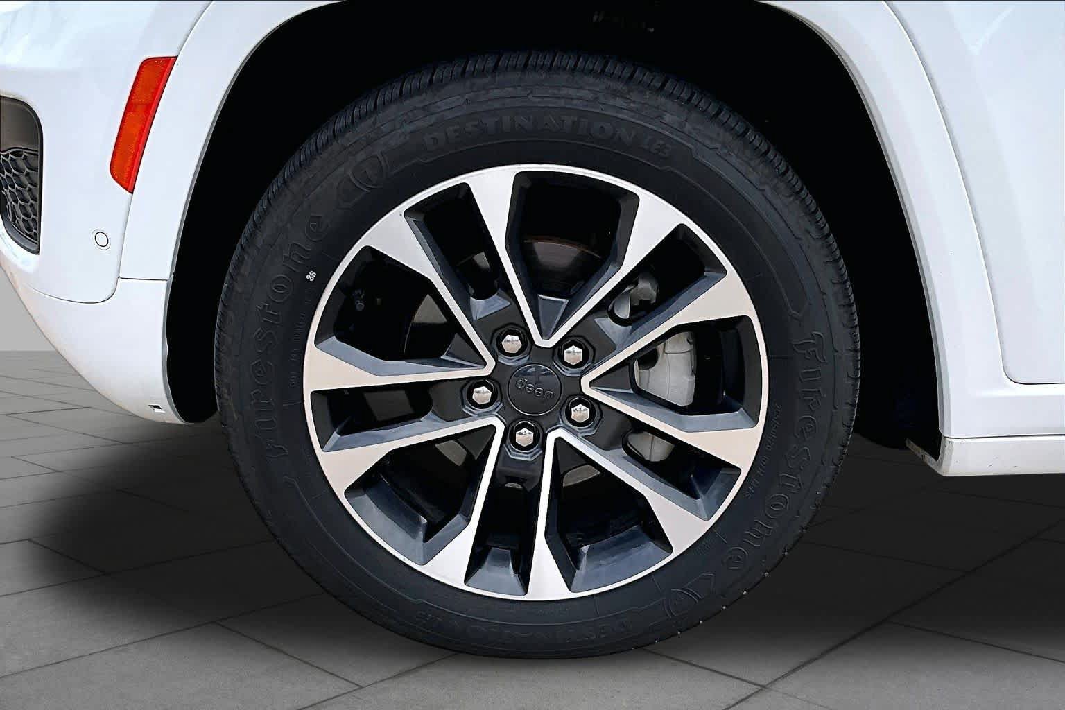 Used 2022 Jeep Grand Cherokee Overland AWD/4WD image 11