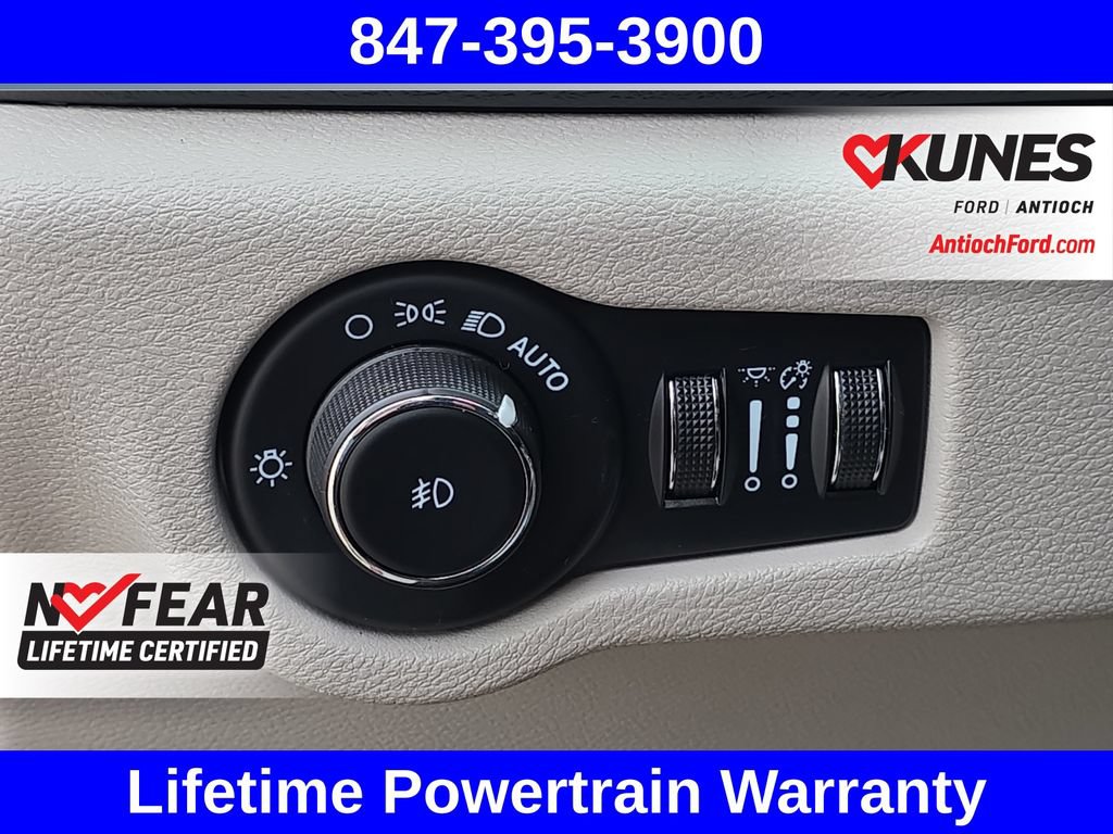 Used 2023 Chrysler Pacifica Touring-L FWD image 16