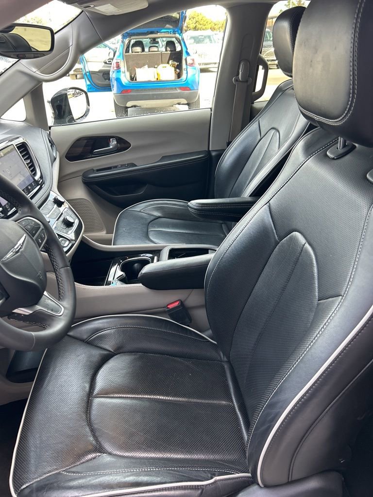 Used 2023 Chrysler Pacifica Limited image 7