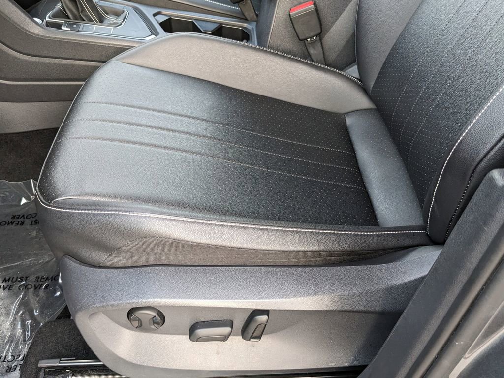 Certified 2022 Volkswagen Tiguan SE R-Line image 20