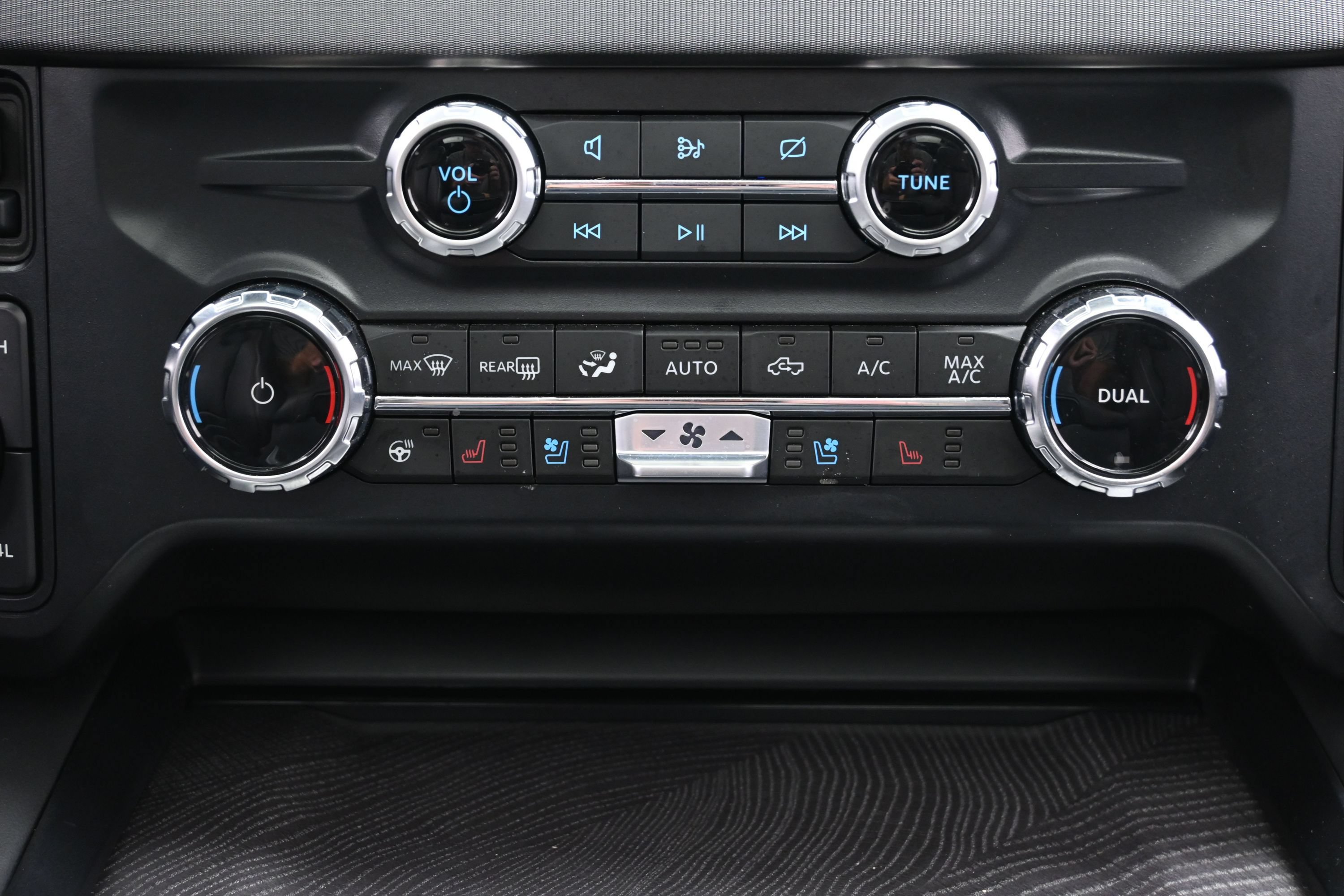 Used 2024 Ford F250 Platinum w/ FX4 Off-Road Package AWD/4WD image 39