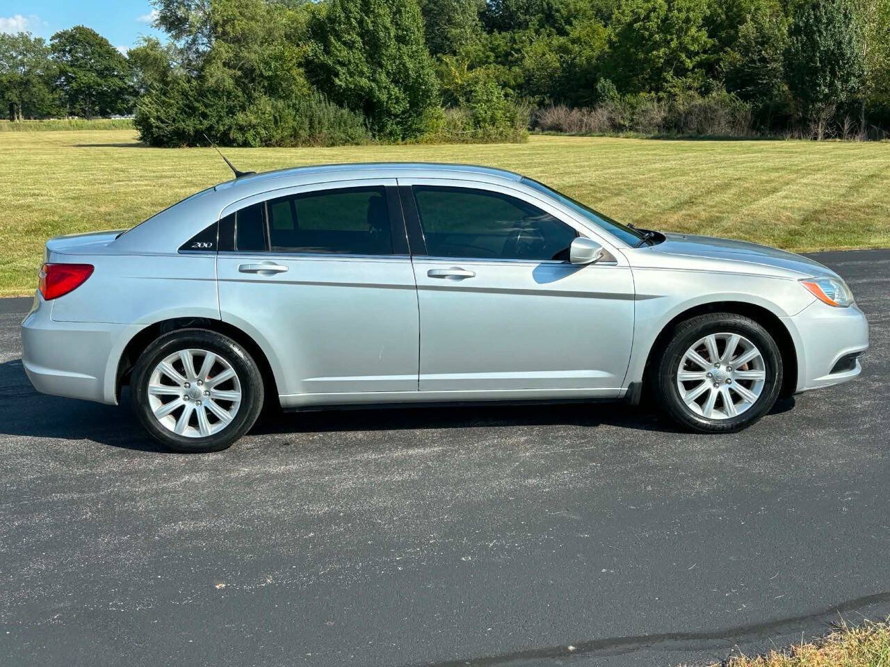 Used 2011 Chrysler 200 Touring FWD image 4