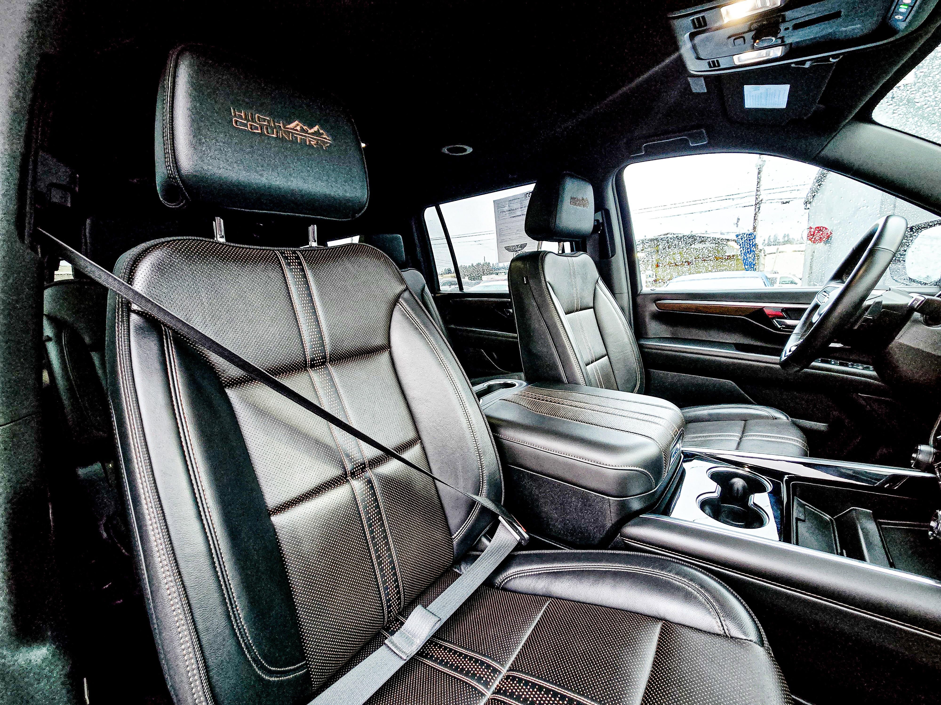 Used 2025 Chevrolet Suburban High Country image 15