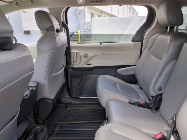 Used 2024 Toyota Sienna XLE FWD image 18