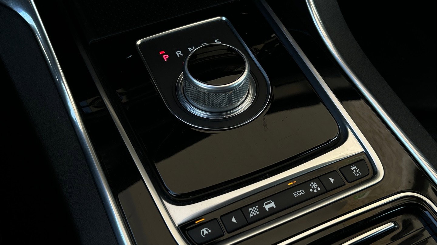 Used 2016 Jaguar XF R-Sport image 33