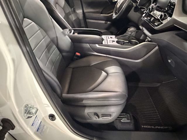 Used 2021 Toyota Highlander XLE AWD/4WD image 24