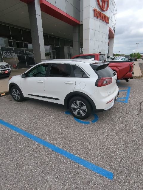 Used 2018 Kia Niro EX FWD image 12