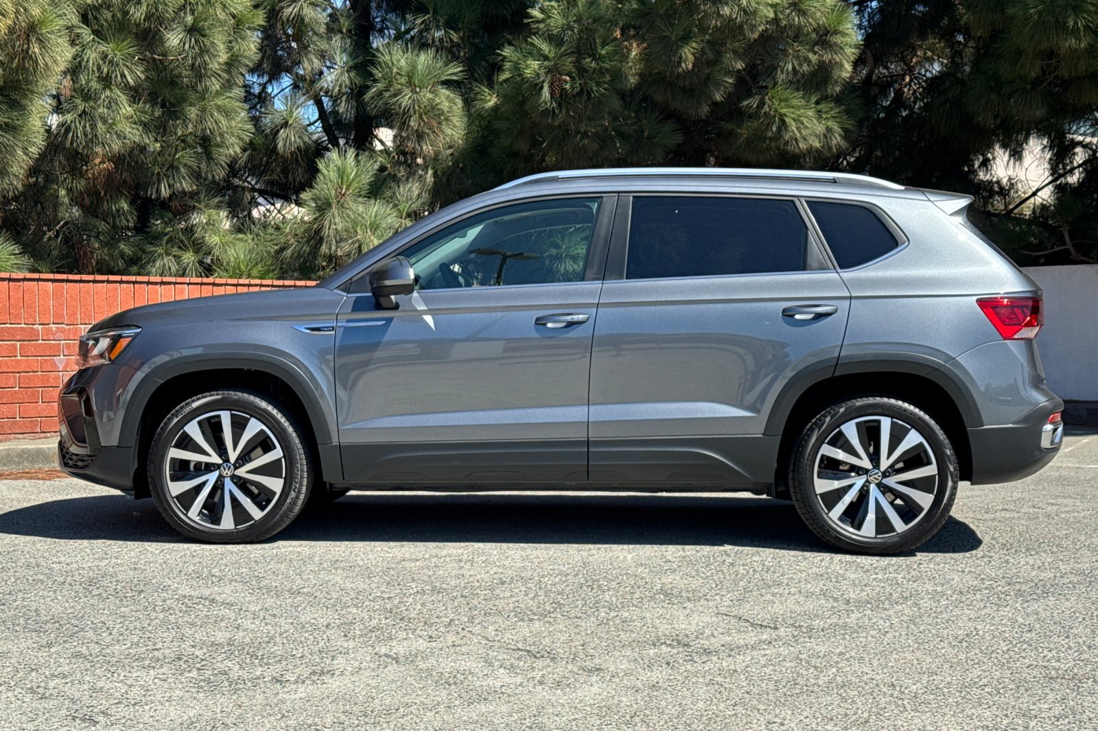 Used 2024 Volkswagen Taos SE w/ Panoramic Sunroof Package FWD image 7