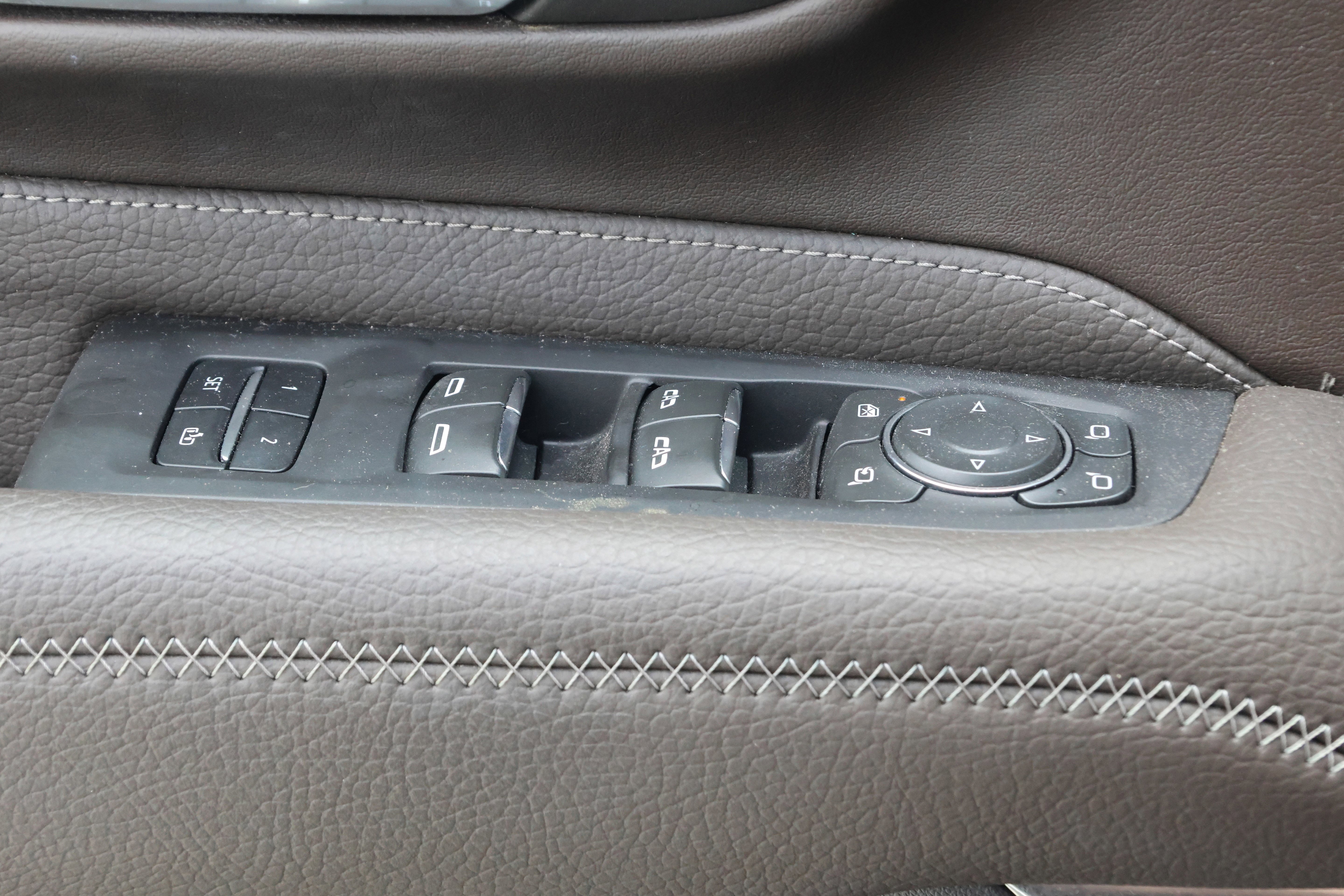 Used 2023 GMC Yukon XL Denali AWD/4WD image 13