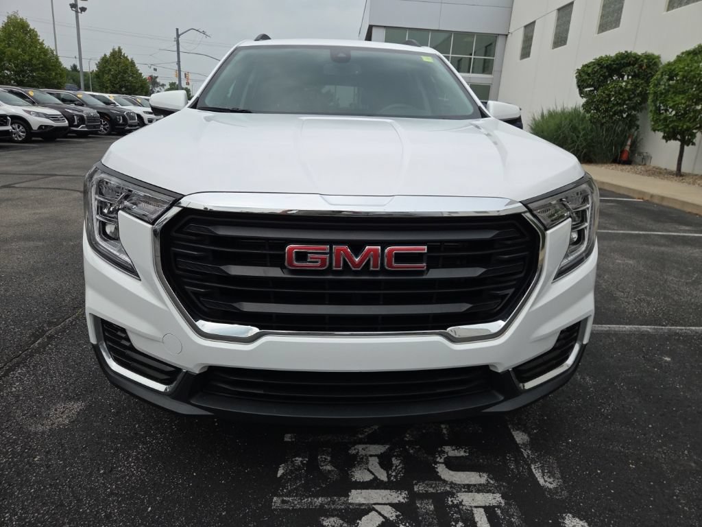 Used 2024 GMC Terrain SLE w/ Driver Convenience Package FWD image 3