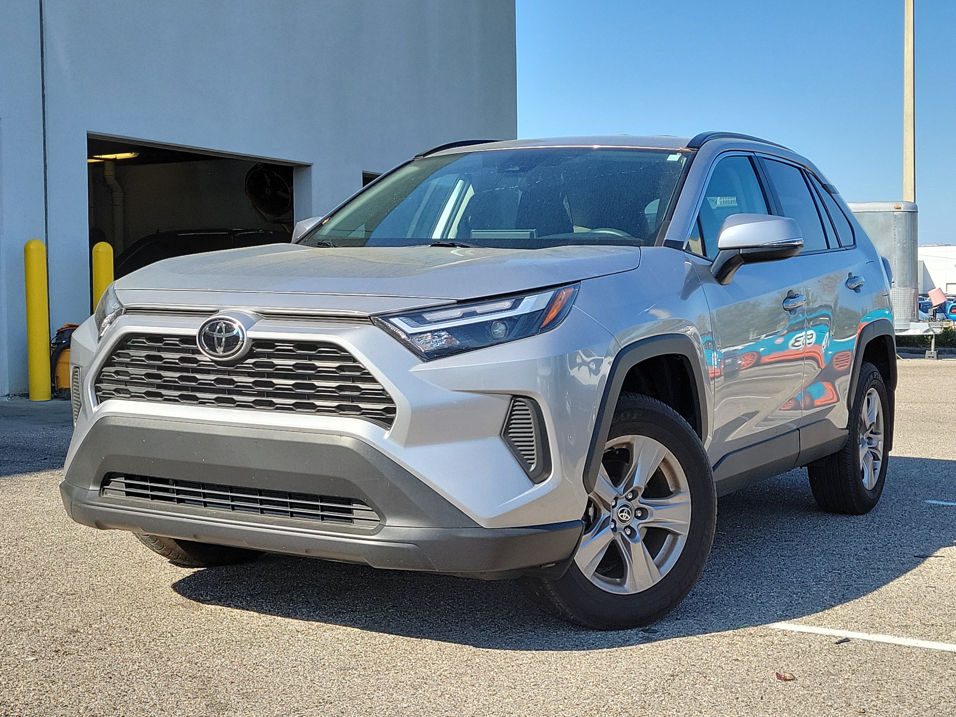 Used 2025 Toyota RAV4 XLE FWD image 34
