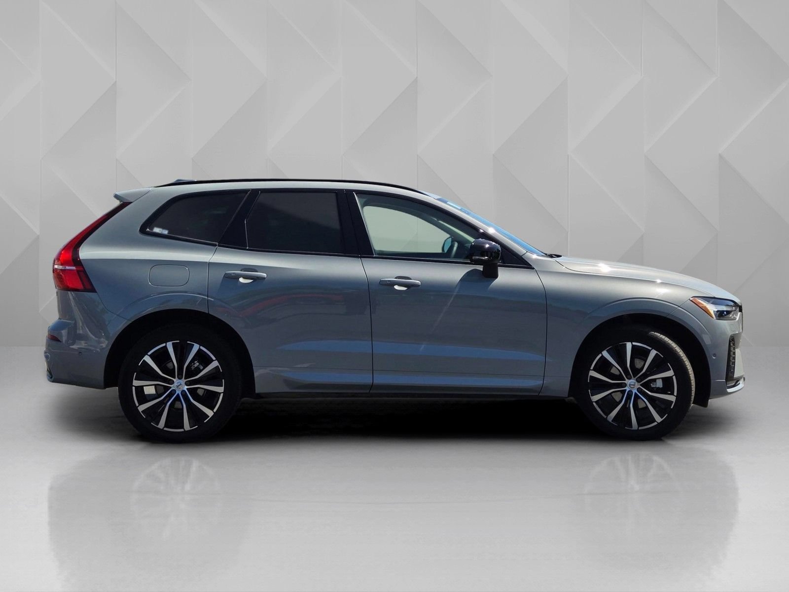 Certified 2025 Volvo XC60 B5 Plus AWD/4WD image 11