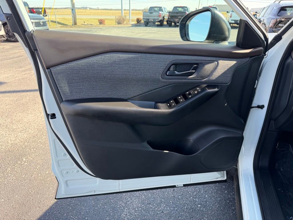 Used 2023 Nissan Rogue S image 13