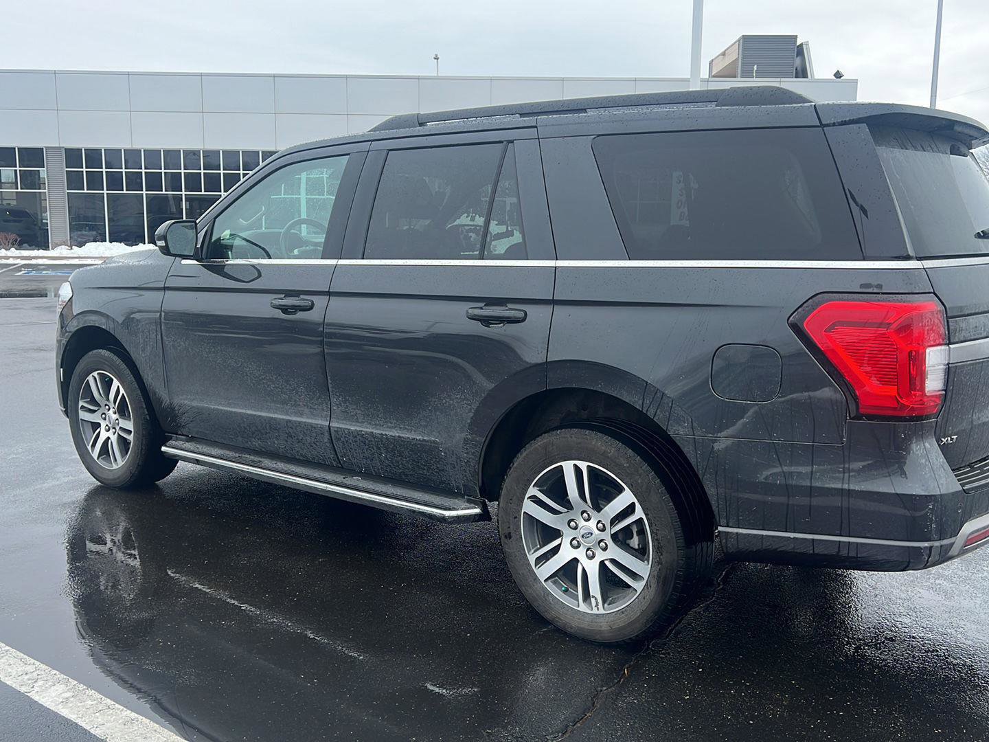 Used 2023 Ford Expedition XLT image 9