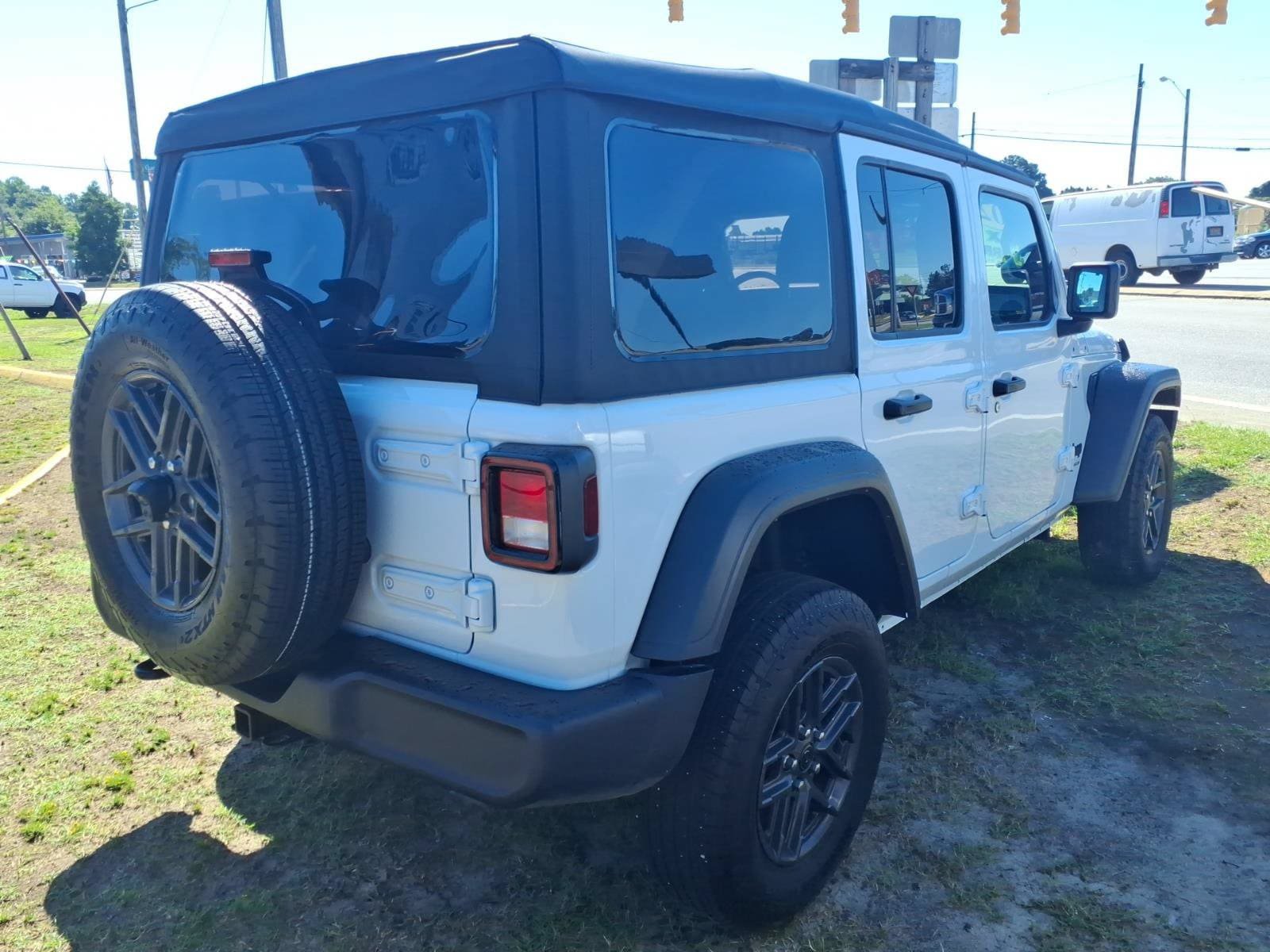 Used 2025 Jeep Wrangler Unlimited Sport AWD/4WD image 2