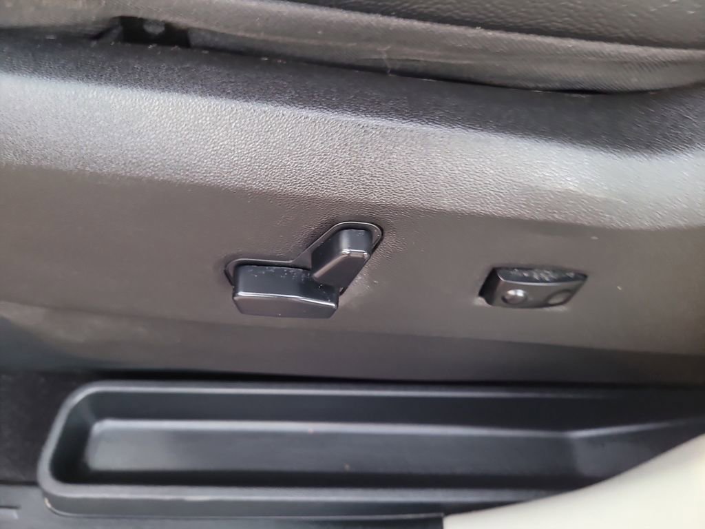 Used 2015 Chrysler Town & Country Touring image 20