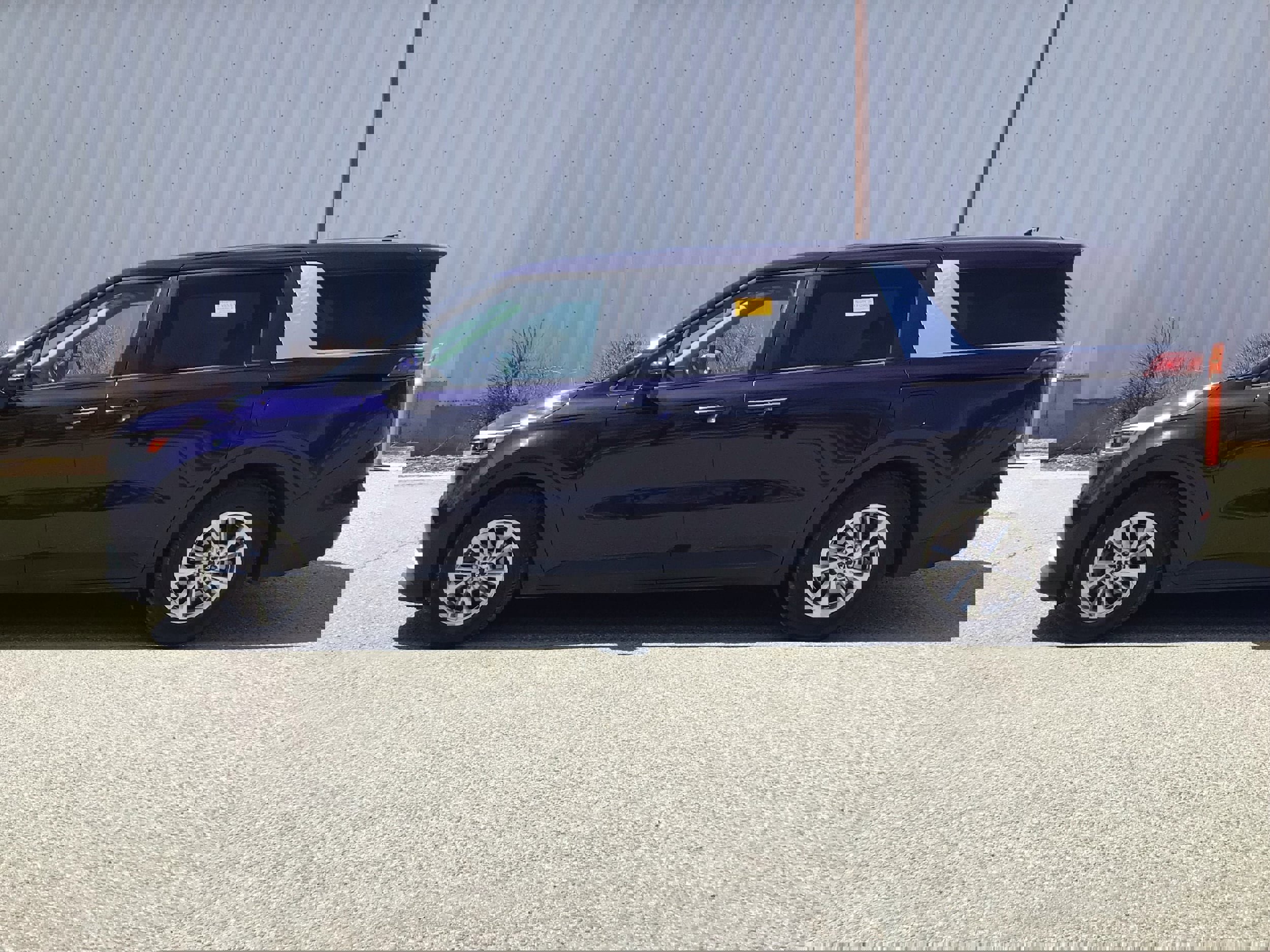 Used 2022 Kia Carnival LX image 4