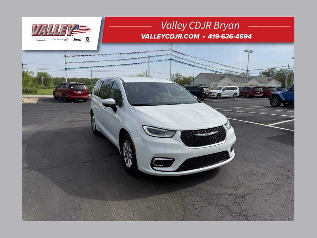 Used 2023 Chrysler Pacifica Touring-L FWD image 1