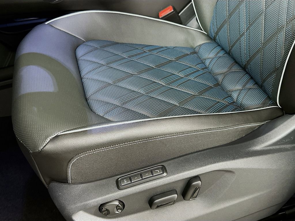 Used 2025 Volkswagen Atlas Cross Sport SEL Premium R-Line image 20