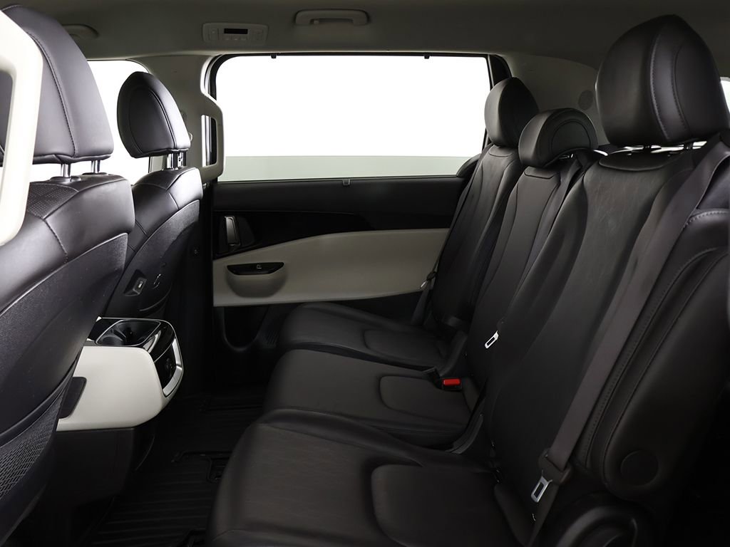 Used 2024 Kia Carnival EX FWD image 31