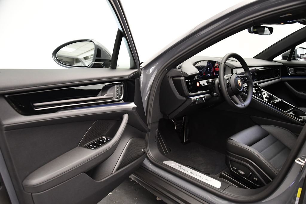 Used 2025 Porsche Panamera image 38