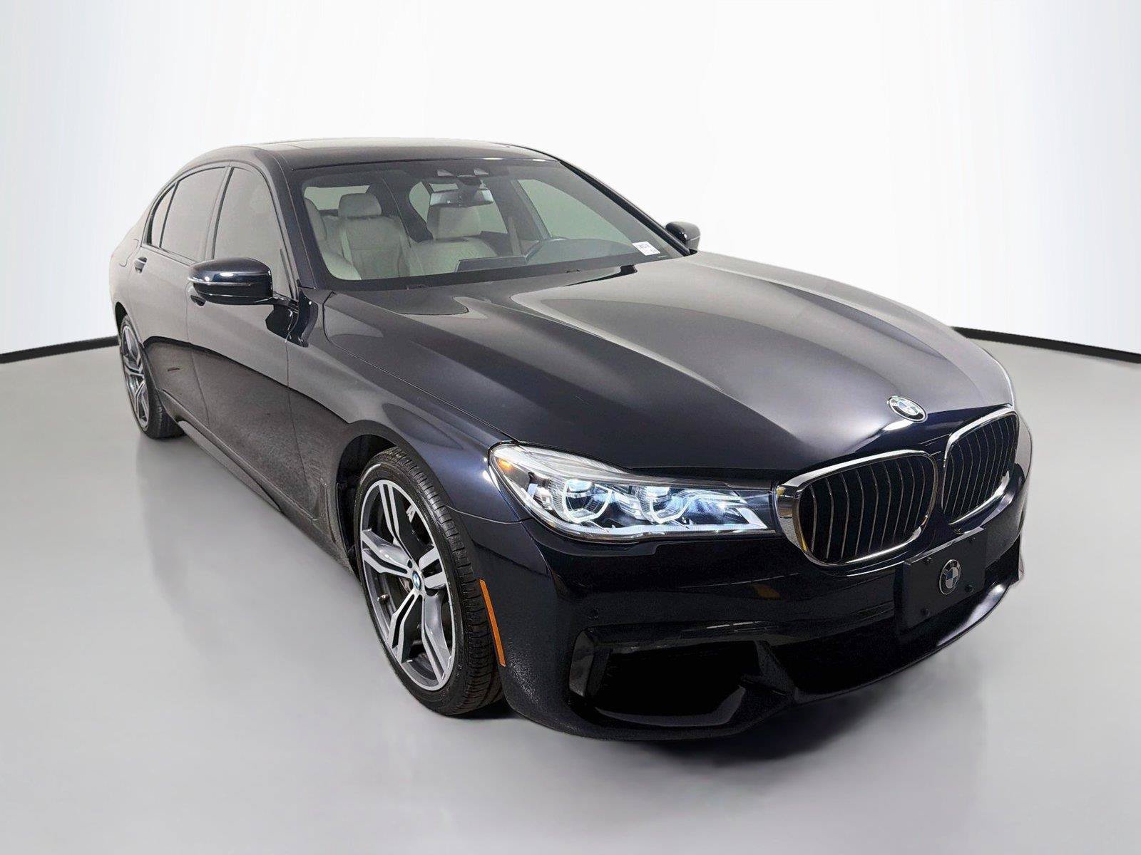 Used 2019 BMW 750i w/ M Sport Package RWD image 3