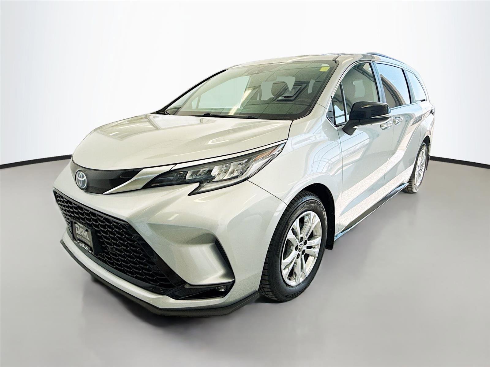 Used 2023 Toyota Sienna XSE image 3