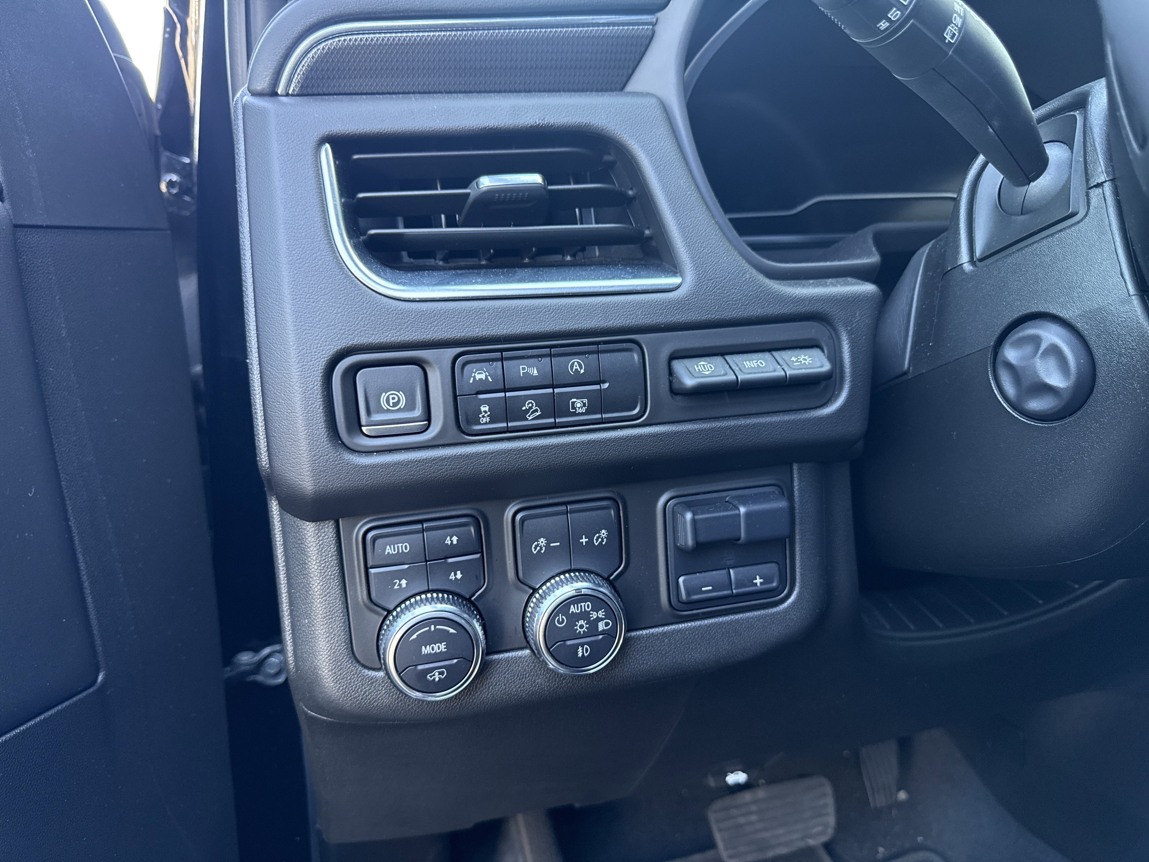 Used 2024 GMC Yukon AT4 w/ AT4 Premium Plus Package image 20