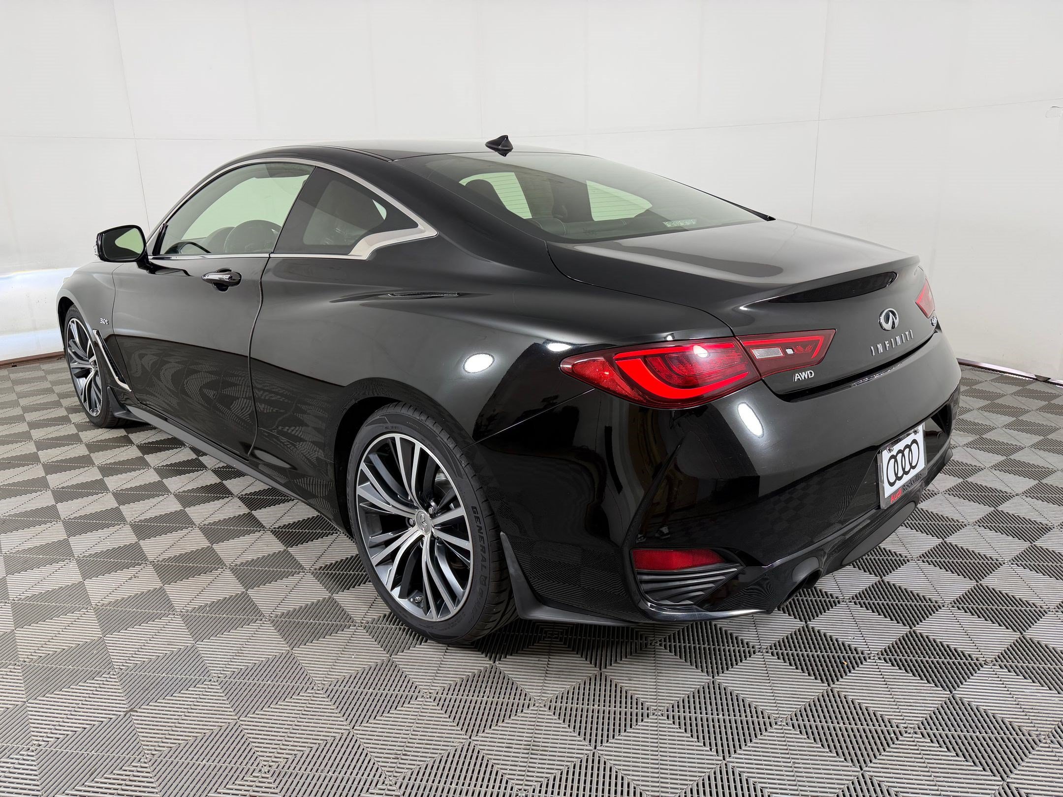 Used 2017 INFINITI Q60 3.0t w/ Premium Plus Package 3.0T AWD/4WD image 3