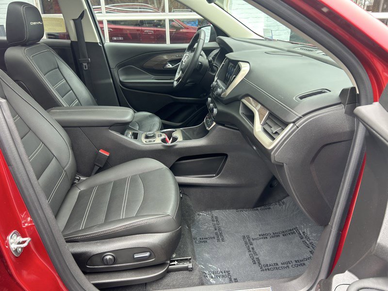 Used 2024 GMC Terrain Denali w/ Denali Premium Package AWD/4WD image 11