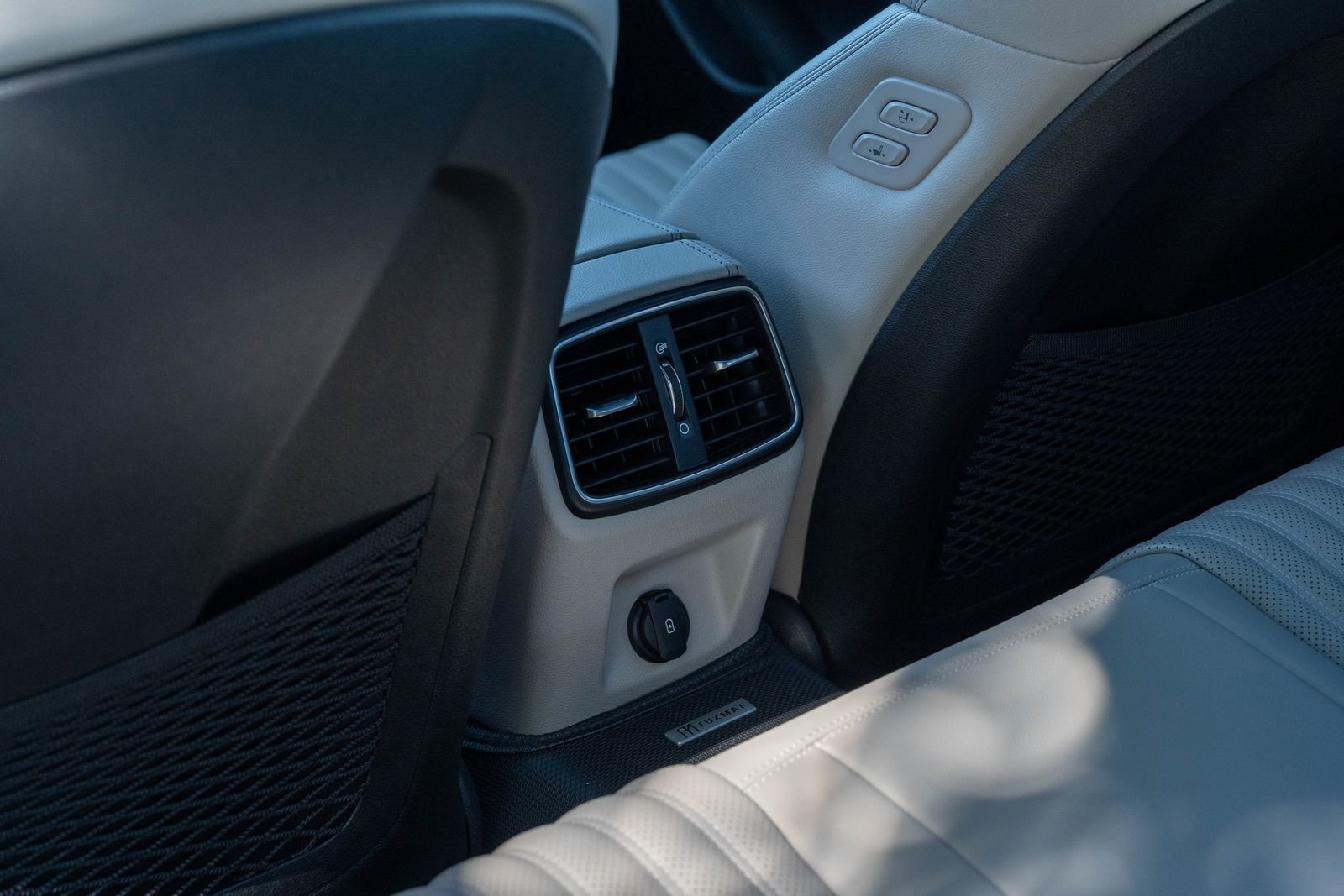 Used 2022 Genesis G70 2.0T w/ Prestige Package image 30