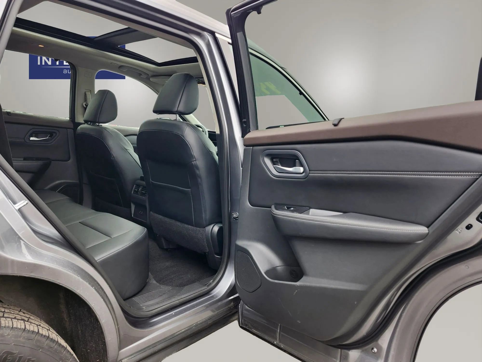 Used 2022 Nissan Rogue SV w/ SV Premium Package image 30