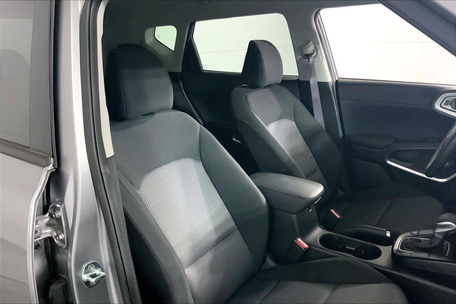 Certified 2025 Kia Soul LX w/ LX Technology Package FWD image 7
