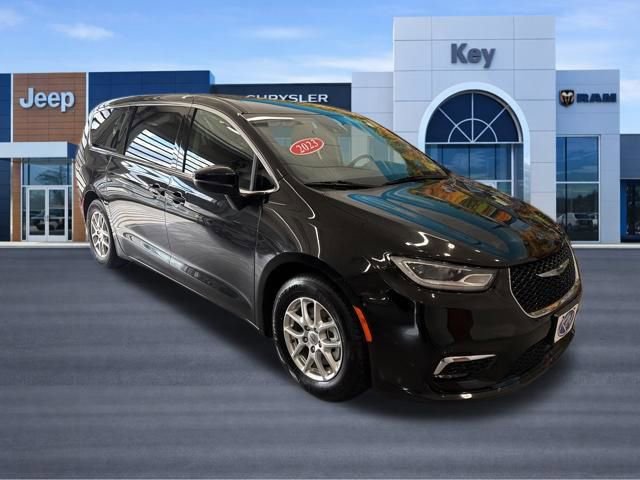 Used 2023 Chrysler Pacifica Touring-L FWD image 10