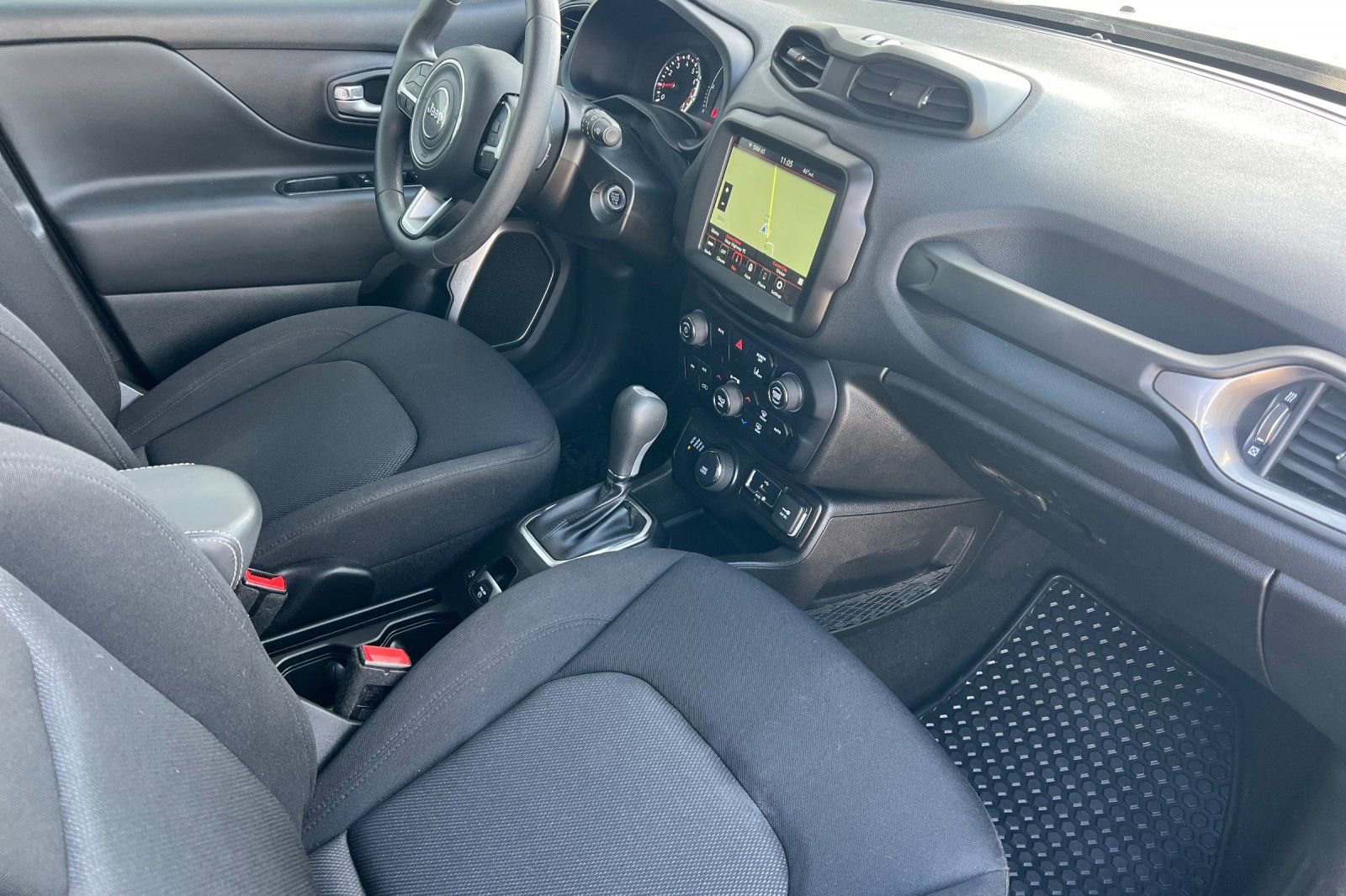 Used 2023 Jeep Renegade Latitude AWD/4WD image 17