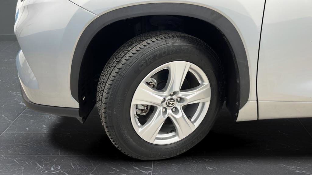 Used 2023 Toyota Highlander LE FWD image 34
