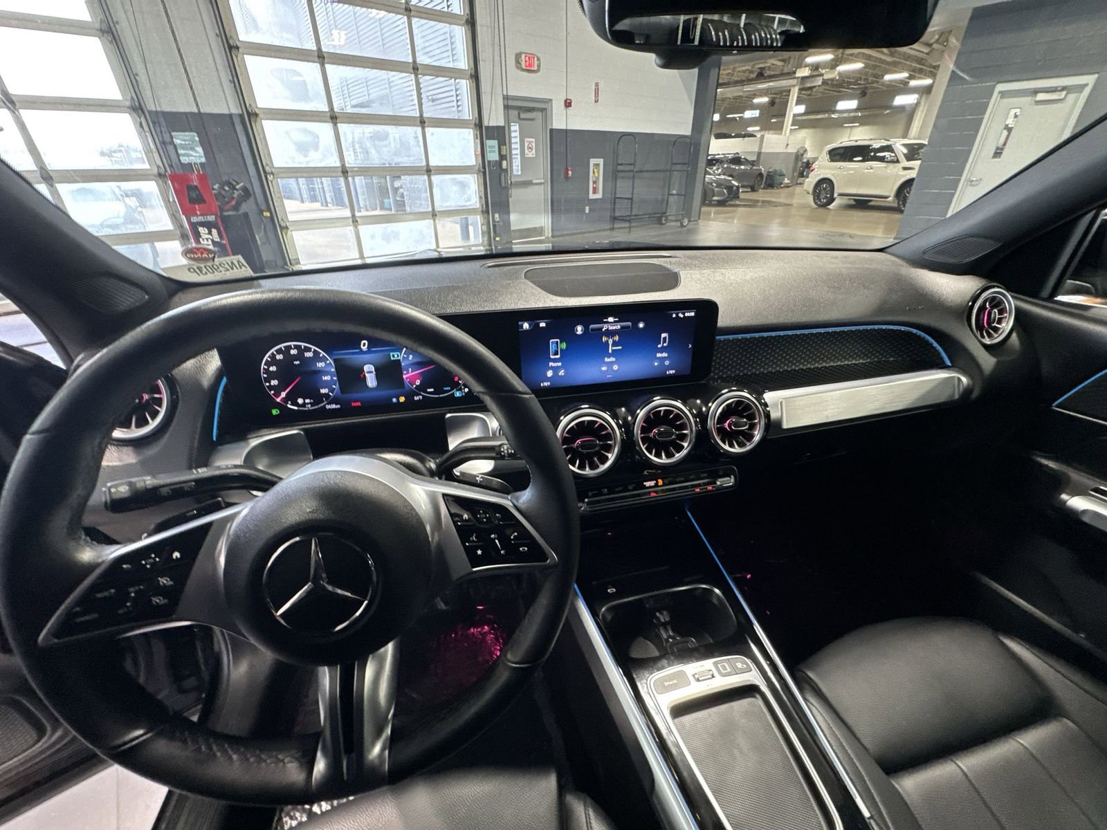 Used 2025 Mercedes-Benz GLB 250 image 2